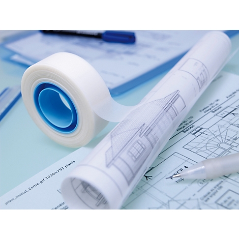 Close-up van plakband en blauwdrukken. Opgestapeld papier met huistekening en pen.