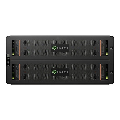 Schwarzes Server-Rack von Seagate. Es zeigt zwei übereinander angeordnete Einheiten mit Logos, Belüftungslöchern und Bedienfeldern.
