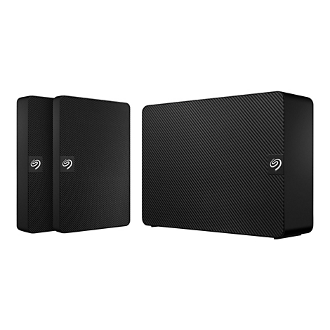Drei schwarze externe Festplatten auf weißem Hintergrund. Jede hat ein geriffeltes Muster und das Seagate-Logo.