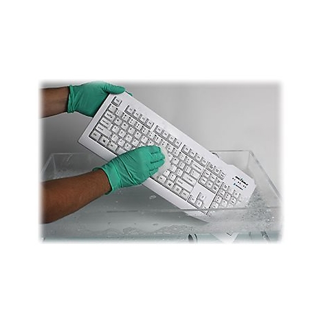 Person reinigt Tastatur mit grÃ¼nen Handschuhen. Die Tastatur liegt in einem WasserbehÃ¤lter.