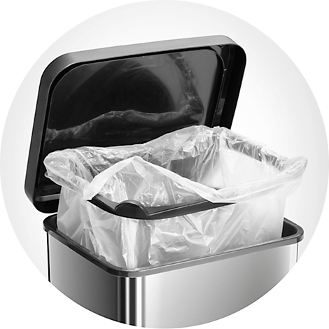 Poubelle en acier inoxydable avec couvercle ouvert et sac poubelle en plastique.