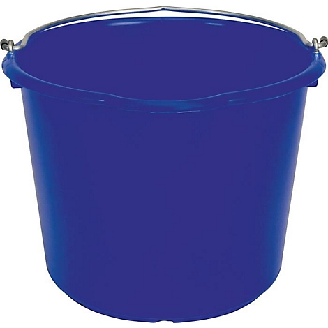 Seau bleu avec anse en métal. Le seau cylindrique a une anse pour le transport.