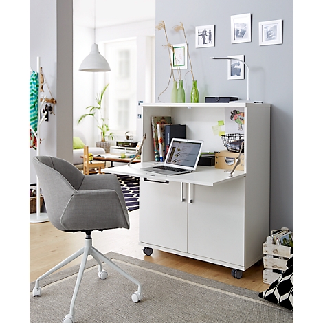 Witte bureau met open laptop. Grijze stoel ervoor, andere meubels op de achtergrond.