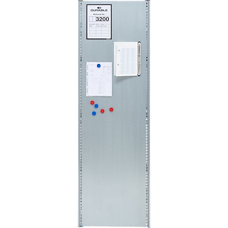 Graue Metall-Pinnwand mit Zetteln, Magneten und der Aufschrift "DURABLE 3200".