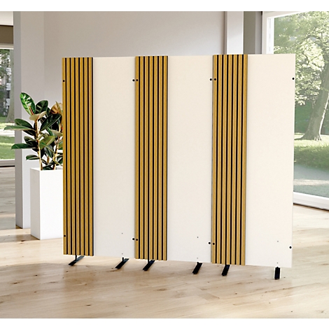 Séparateur de pièce avec lattes en bois, fond clair, sur plancher en bois clair, avec fenêtre et plante.