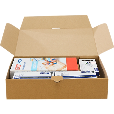 Offener brauner Versandkarton gefüllt mit verpackten Tesa-Produkten.