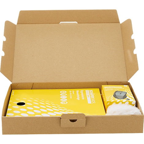 Geöffneter brauner Pappkarton mit gelber Verpackung und einer Computermaus darin.