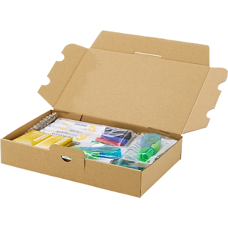 Offener brauner Pappkarton mit Schreibwaren, darunter Stifte und Blöcke, in Plastik verpackt.