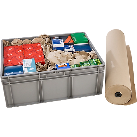 Graue Kunststoffkiste mit Ersatzteilen in Kartons und Füllpapier, daneben eine Rolle braunes Packpapier.