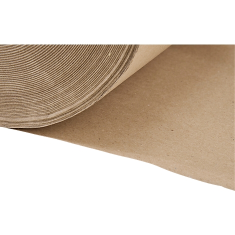 Aufgerolltes braunes Packpapier vor weißem Hintergrund.