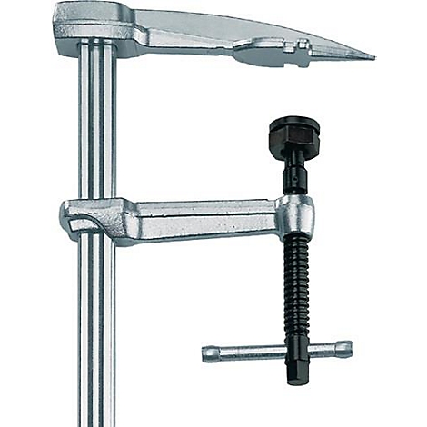 Serre-joint en acier fixé à une tige verticale, utilisé pour fixer ou maintenir des objets. L'objet possède un bras réglable et une vis noire.