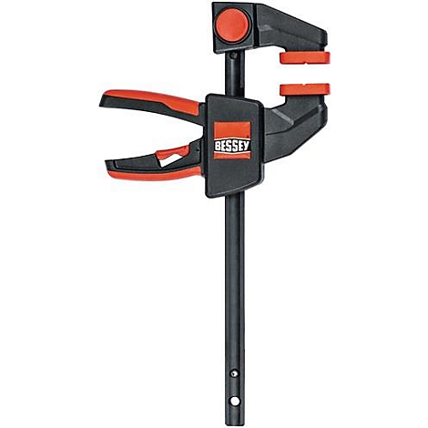 Une serre-joint Bessey noire et rouge. La serre-joint a une poignée rouge et des mâchoires de serrage.