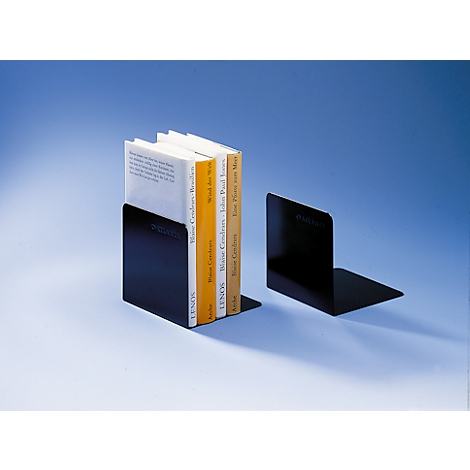 Des serre-livres noirs maintiennent des livres sur fond bleu. Titres de livres lisibles. Deux serre-livres, un avec livres, un sans.