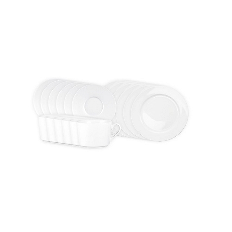 Service de table blanc composé d'assiettes, de soucoupes et d'une tasse, sur fond blanc.