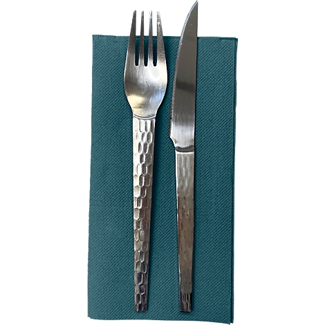 Fourchette et couteau sur une serviette en papier verte. Les couverts sont en métal et ont des manches texturés.