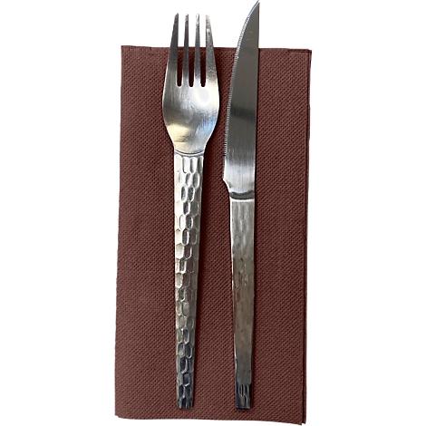 Fourchette et couteau sur une serviette en papier marron. Les couverts ont un motif martelé.