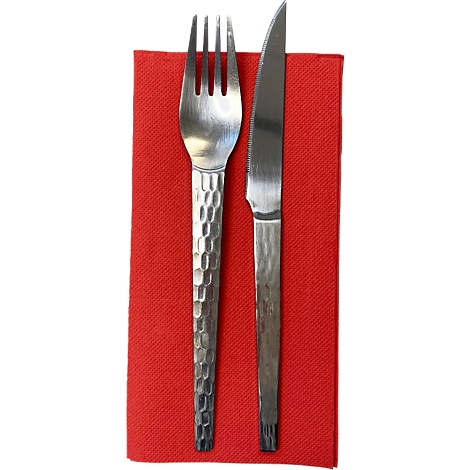 Fourchette et couteau sur une serviette rouge. Les manches des couverts ont une structure en relief.