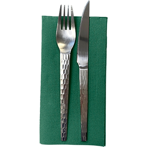 Fourchette et couteau en métal sur une serviette en papier verte.
