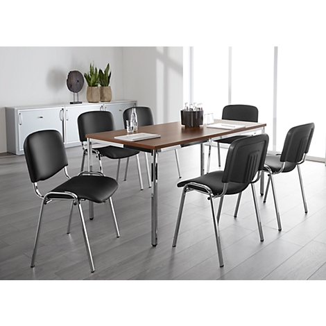 Table de conférence avec 6 chaises. Sur la table, de l'eau, un vase et un ordinateur portable. En arrière-plan, des armoires et des plantes.