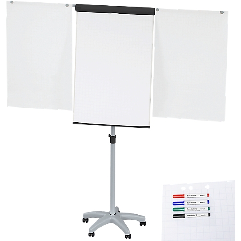 Tableau blanc avec trois panneaux, sur roulettes, avec des marqueurs. Bordé de noir et avec un support noir. Des stylos sont posés à côté du tableau.