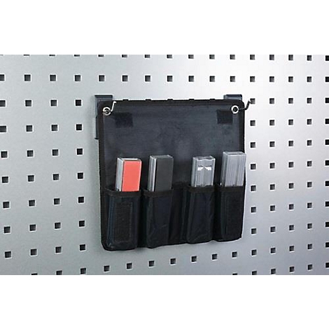 Zwarte gereedschapstas met vier compartimenten op een pegboard. Elk compartiment bevat een voorwerp, waaronder een rood, grijs en zilver voorwerp.