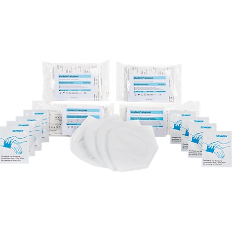 Plusieurs masques de protection, pansements et lingettes désinfectantes reposent sur un fond blanc. Les étiquettes sont partiellement reconnaissables.