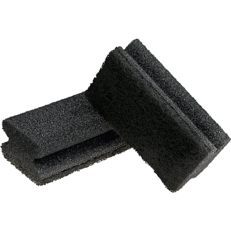 Plusieurs éponges de nettoyage noires sur fond blanc. Les éponges sont rectangulaires et ont une surface rugueuse.