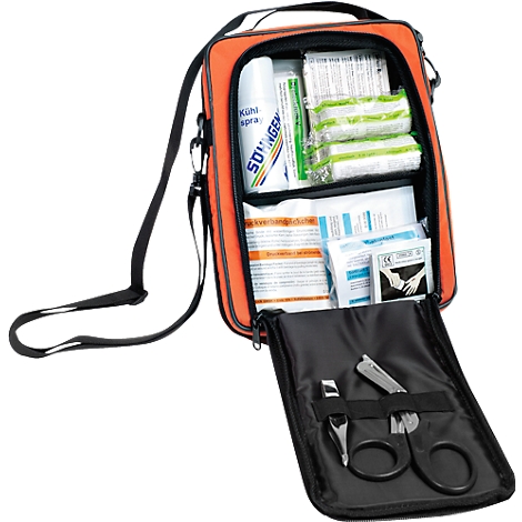 Sac de premiers soins orange ouvert avec bandages et ciseaux.