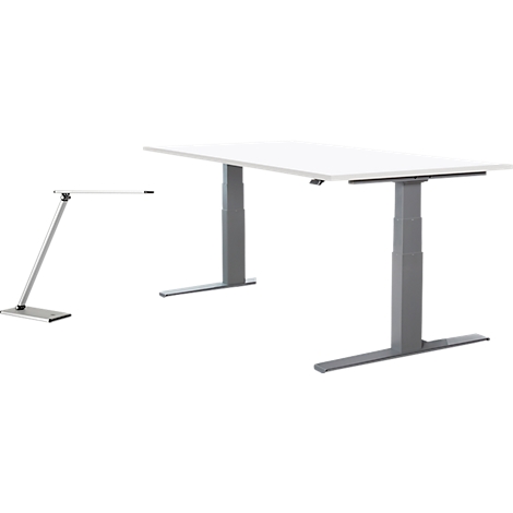 Un bureau blanc réglable en hauteur avec des pieds gris et une lampe de bureau blanche devant un fond blanc.