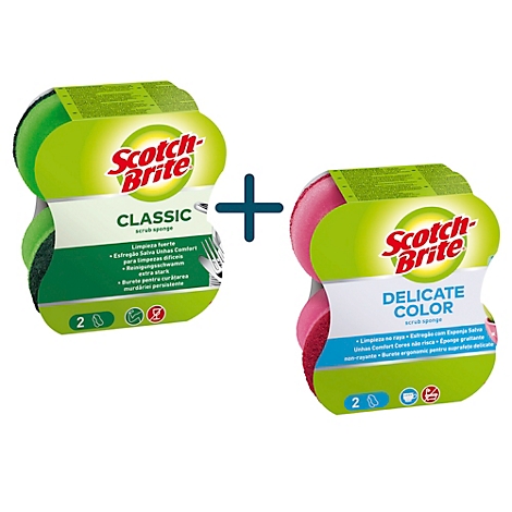 Deux éponges Scotch-Brite dans leur emballage, une verte, une rose. Étiquettes : Classic et Delicate Color.