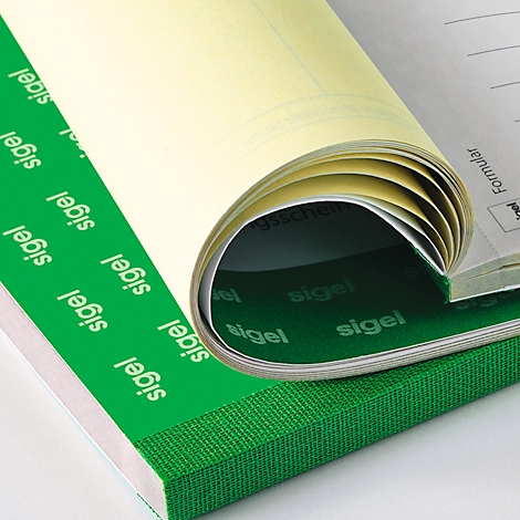 Gros plan d'un carnet partiellement enroulé. La couverture est verte avec l'inscription "sigel" ; les pages sont ivoire.