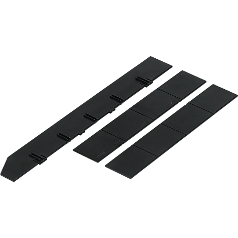 Vue de dessus de pièces en plastique noir destinées au jardin.