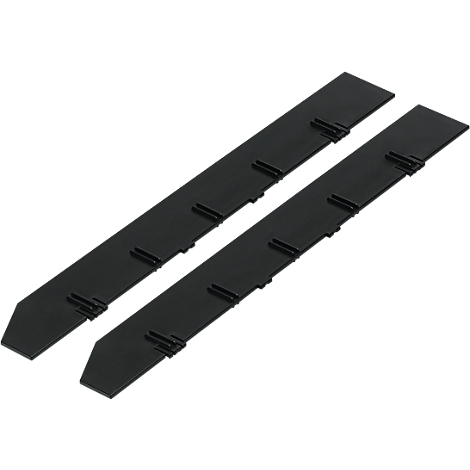 Deux bandes de plastique noir disposées en diagonale. Elles comportent une série d'évidements rectangulaires et des pointes de flèches aux extrémités.