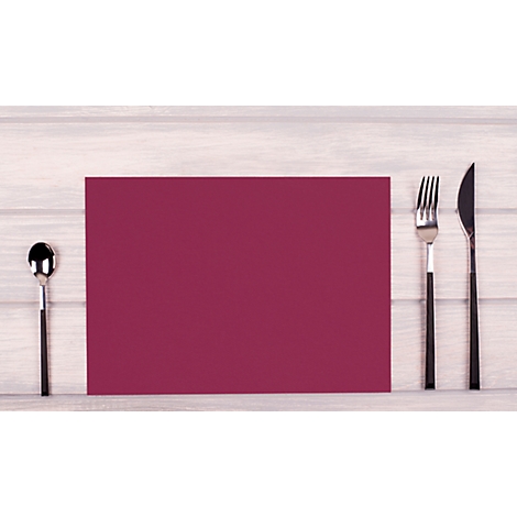 Vue aérienne : Assiette avec couverts, soigneusement disposés.