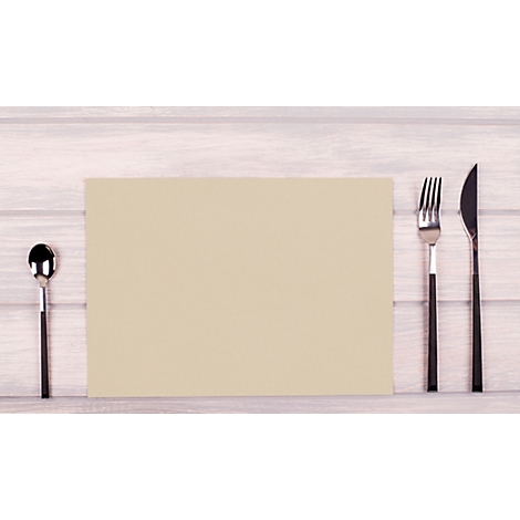 Sur une planche de bois : cuillère à gauche, nappe en papier au milieu, fourchette et couteau à droite.