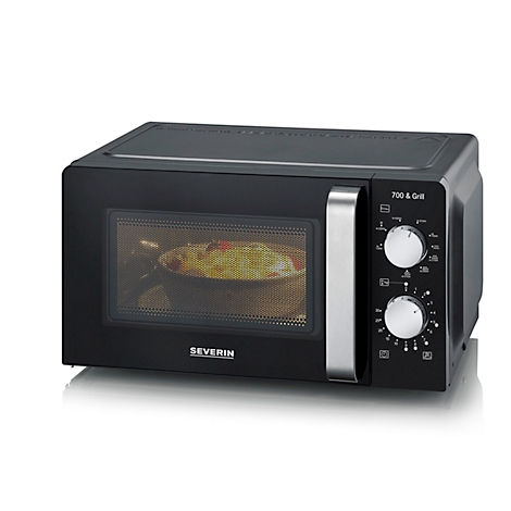 Zwarte magnetron met open deur, een gerecht erin. Bedieningspaneel met knoppen. Merk: Severin.