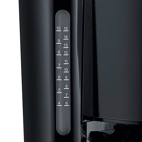 Gros plan sur une cafetière noire avec un indicateur de niveau d'eau et des chiffres. L'affichage montre la quantité d'eau actuelle.