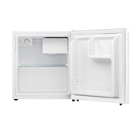 Een kleine, witte koelkast met open deur. Binnenkant met planken en een ijsblokjeshouder.