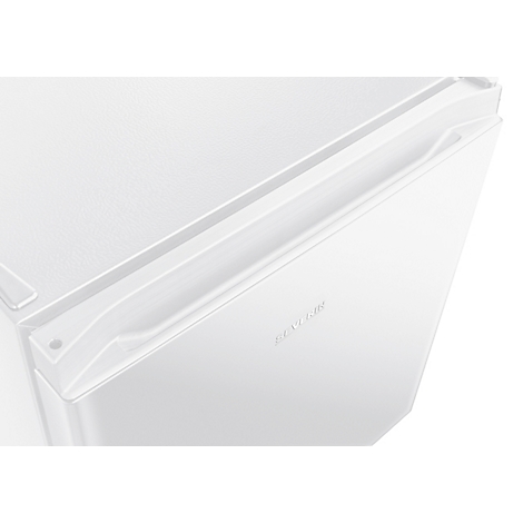 Detailopname van een witte koelkast met een verzonken handgreep en de tekst SEVERIN.