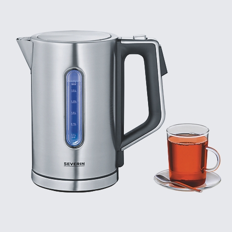 Edelstahl Wasserkocher mit blau leuchtender Wasserstandsanzeige und einer Tasse Tee.