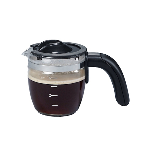 Kaffeekanne mit Kaffee, gefüllt bis zur 4-Tasse-Markierung. Schwarzer Griff und Deckel. Skala für Tassen sichtbar.