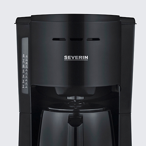 Schwarze Kaffeemaschine von Severin, zeigt Wasserstandsanzeige und Schriftzug.