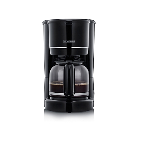 Schwarze Kaffeemaschine mit Glaskanne, gefüllt mit Kaffee. Das Logo SEVERIN ist zu sehen.