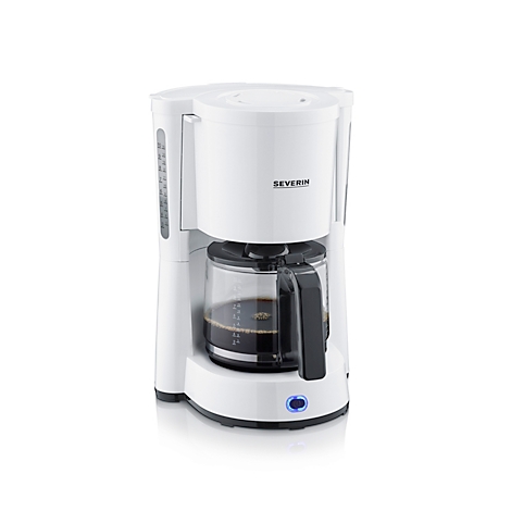 Weisse Kaffeemaschine von Severin, mit Glaskanne gefüllt mit Kaffee. Auf der Unterseite leuchtet ein blauer Knopf.