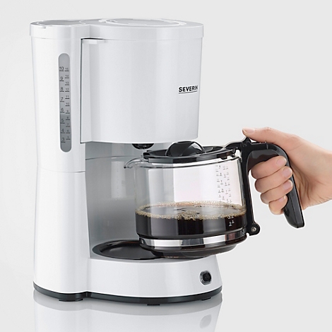 Weisse Kaffeemaschine, Person entnimmt die Kanne. Aufschrift 'SEVERIN'.