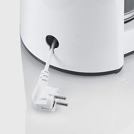 Naheaufnahme eines weissen Küchengeräts mit Stromkabel und Stecker.