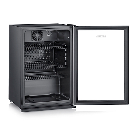 Zwarte koelkast met open glazen deur. Binnenplanken en ventilator zichtbaar. "HENDI" staat op de deur.