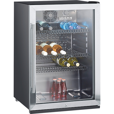 Kühlschrank mit Glasfront. Innen Flaschen Wein, Wasser und Getränke. Der Name 'SEVERIN' ist zu sehen.