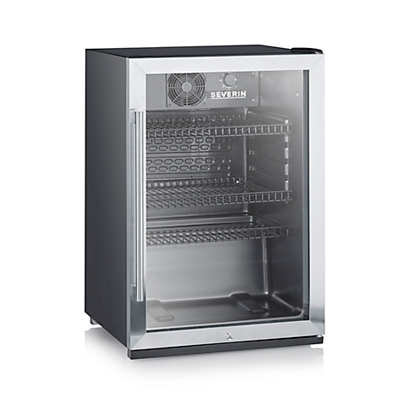 Kleiner Kühlschrank mit Glasfront und Logo 'SEVERIN'. Innenraum mit Regalen. Auf weißem Hintergrund.