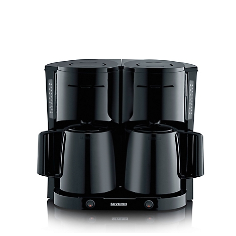 Schwarze Kaffeemaschine, zwei Kannen und zwei Kaffeefilter nebeneinander. Aufschrift "SEVERIN".